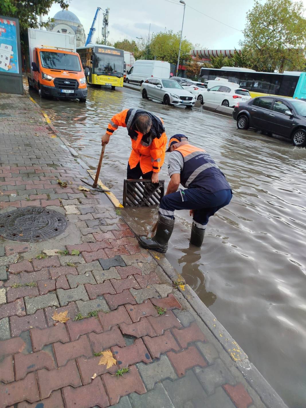 Kuvvetli yağış İstanbul'u vurdu, İBB görüntüleri paylaştı 8